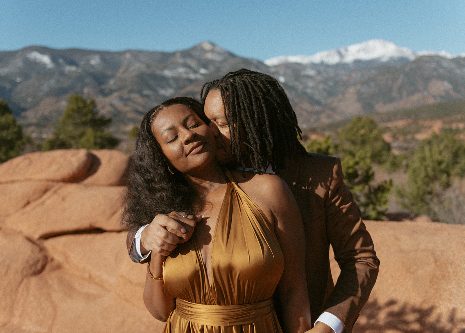 anniversary photos at garden of the gods