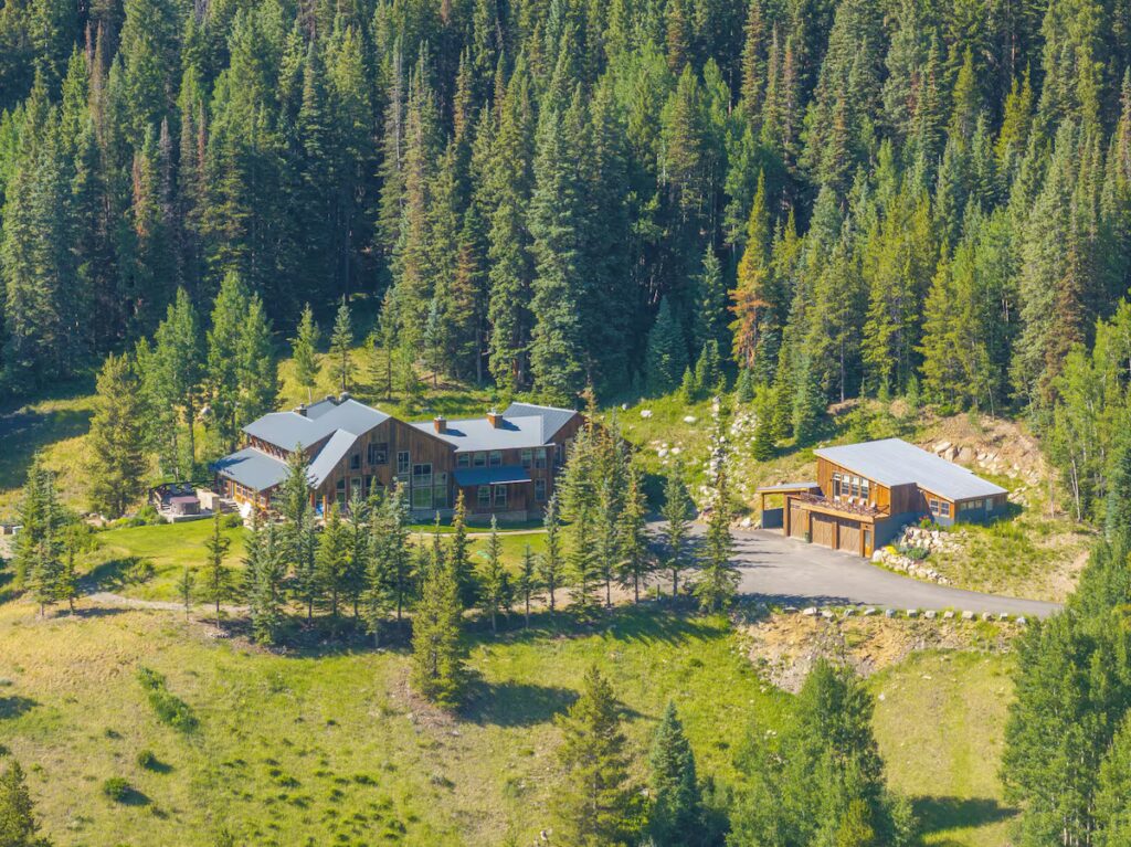 A stunning airbnb micro wedding venue sits in the mountains of crested butte, colorado